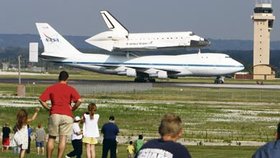 Lidé sledují odlet Boeingu 747 s Atlantisem ´na zádech´. Nebraska byla jednou ze zastávek, kde bylo nutné doplnit palivo.