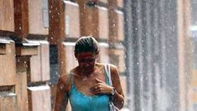 Praha, 14.00 hod., déšť, 22 stupňů Celsia: Metropolí se během
včerejška přehnalo
několik silných přeháněk