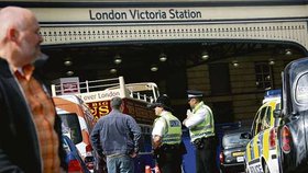 Policisté kontrolují automobily v centru Londýna
