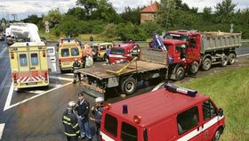 Tato dopravní nehoda se stala ve středu na křižovatce ulic Lipská a Do Horoměřic. Čelně se srazily náklaďáky, z nichž museli hasiči vyprostit řidiče a předat ho záchrance.