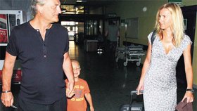 Leonu doprovodili včera
do nemocnice partner
Bořek Šípek a syn Artur