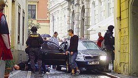 To je exkluzivní fotografie okamžiku pondělní střelby a zatýkání v Michalské ulici u Uhelného trhu, jak je zachytil čtenář Blesku

