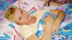 Krvácející Miroslava Jurčková (29) protrpěla cestu pěšky od brány nemocnice na gynekologii.  Po návratu domů ulehla vysílená do postele.