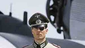 Tom Cruise v uniformě, kterou měl mít na sobě v den atentátu (20. července 1944) Stauffenberg  