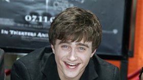 Daniel Radcliffe zanechal otisky svých dlaní, chodidel a kouzelnické hůlky před Grauman&#39;s Chinese Theatre v Hollywoodu
