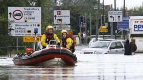 Záchranáři hlídkují v ulicích zaplavených měst.