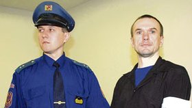 Miroslava Glasera přivedli
k soudu jako
nebezpečného
recidivistu
v poutech