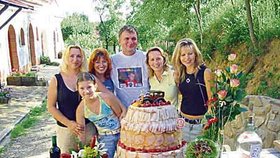 Oslavenec Karel Šilhavík s rodinou, kterou neobyklý dort mile překvapil

