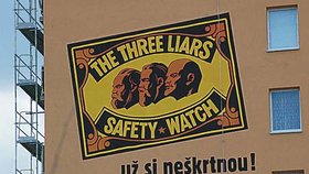 Hlavy jsou zobrazeny na krabičce sirek The Three Liars, což česky znamená Tři lháři 