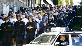 0stravské fanoušky sevřel kordon policistů
