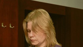 Stále se sklopenou hlavou strávila
včerejší jednání vrchního soudu
vražedkyně Martina Hasíková