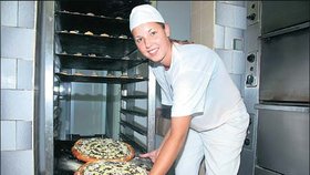 Na pekařské žně povolali i posily. Učnice Nikola Petrášková (17) peče chodské koláče letos poprvé.