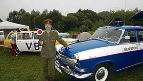 ´Toto je přestříkané služební auto VB, které bylo vyrobeno v roce 1966 a mělo jezdit na dopravce v Českých Budějovicích,´ prozradil Ctirad Klos z Boskovic, který slouží už 20 let u policie a na sraz ruských vozů přijel i v dobové pol