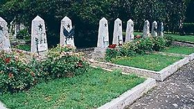 Praha: Hroby Rudoarmějců na Olšanských
hřbitovech, ze kterých zmizely
bronzové reliéfy