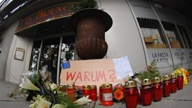 Místo tragédie připomínají květiny a svíčky před italskou restaurací Da Bruna, kde zavraždění muži pracovali