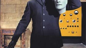 Fantomas si právě sundal masku, pod kterou se skrývá tvář novináře Fandora v podání Jeana Maraise