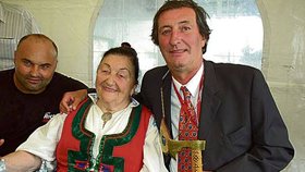 Valašský král se po roce setkal na zasedání vlády s královnou matkou - Jarmilou Šulákovu a ministrem kulturistky a styků -´železným&#39; Zekonem (vlevo)