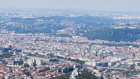 Letecký pohled na pražský vrch Vítkov, který prošpikovaly železniční tunely
