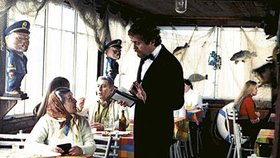 Knihkupec Dalibor Vrána (Josef Abrhám) využije toho, že si jej lidé v restauracích často pletou s číšníkem 