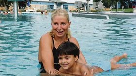 Jirka se v náručí světové rekordmanky Yvetty Hlaváčové cítil
při prvních plaveckých pokusech zcela bezpečně