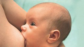 V období kojení není vhodné zásadním způsobem omezovat stravu, spíše je třeba zaměřit se na její kvalitu.