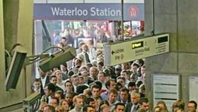 Cestující se tlačí k východu metra stanice Waterlo v centru Londýna