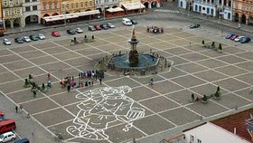 Na začátku vytvoření rekordu byla jen šedá dlažba českobudějovického náměstí. Teď  se na ní vyjímá obrovský Švejk
