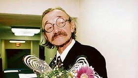 Josef Kemr na archivním snímku z roku 1994, kdy převzal cenu Thálie za celoživotní mistrovství