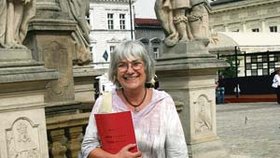Nápovědní knihu, anebo korektury svých povídkových knih - to má Irena Fuchsová stále u sebe