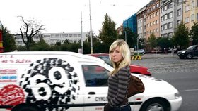 Na rušné pražské třídě se řidiči nesmilují ani nad krásnou blondýnkou