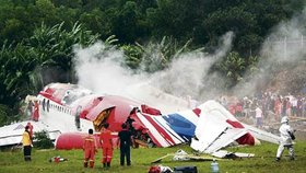 I nadále záchranáři vyprošťují z trosek havarovaného letadla těla obětí