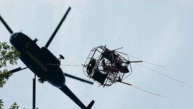 Vrtulník Mi 8 zvedl horní část věže jako hračku