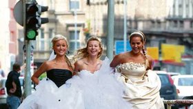 Svatební maraton v pražských ulicích v podání zleva Dominiky, Inny a Leony v luxusních šatech Hervé, speciálně dovezených přímo z Paříže
