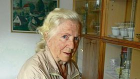 Marie Kudelová (86) ukazuje, odkud ukradla zlodějka peníze a vkladní knížku