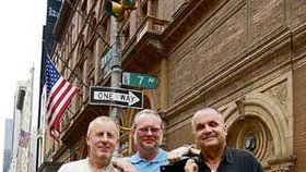 Jano Baláž (vlevo), Vašo Patejdl a Jožo Ráž před newyorskou koncertní síní Carnegie Hall, v níž vystoupili minulý pátek