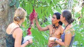 Lucie Kutíková (vlevo),
a Blanka Křivánková
(vpravo) z České
zemědělské univerzity
získávají v peruánské
Amazonii informace o
rostlinách od místního
šamana