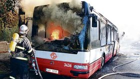 Škoda způsobená požárem autobusu 162 v Kobylisích se vyšplhala na pět milionů