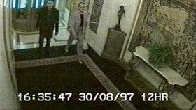 1. Diana s Dodim vchází do hotelu