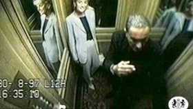 3. Konečně sami! Alespoň ve výtahu měli klid před zvědavci. Diana je šťastná.