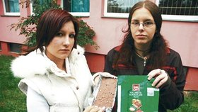 Vendula Kutnohorská (vlevo) a Tereza Smékalová našly v čokoládě červy
