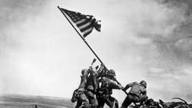 Vztyčení vlajky na Iwo Jimě (1945)