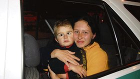 Nalezený tříletý Michal Bazala v objetí své maminky
