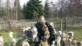 Jana Henychová v obležení své psí smečky