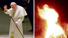 Ohnivá silueta (vpravo) a záběr Jana Pavla II. ze srpna 2001.