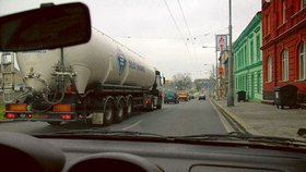 Plzeň. Cisterna předjela auto Blesku, jedoucí padesátkou