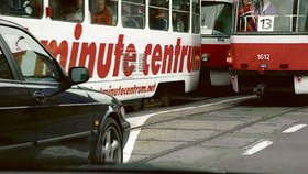 Brno. V Husově ulici si řidič nedělal starosti se zebrou a plnou čárou.