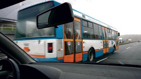 Ostrava. Autobus MHD předjížděl auto Blesku, které jelo předepsanou sedmdesátkou.