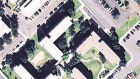 Skandál způsobily snímky z Google Earth v USA. Jedna z fotografií totiž ukázala budovu, která patří americkému námořnictvu v Coloradu. Pohled shora pobouřil celý svět! Budova byla totiž postavena ve tvaru nacistického hákového kříže.