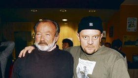 Vyčuraný ´pseudopodnikatel´ Jarda Kuchař (Petr Čtvrtníček, vpravo) a ´plesnivý dědek´ Pepa Vrtílek (Rudolf Hrušínský) jsou hlavními postavami filmu Poslední plavky