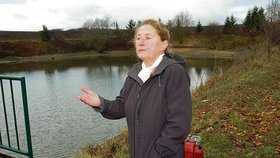 Věra Petrboková ukazuje rybník, který jí sice patří, ale voda v něm nikoli